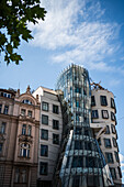 Das Tanzende Haus oder Ginger und Fred (Tancící dum) ist der Spitzname für das Gebäude der Nationale-Nederlanden auf dem Rašínovo nábreží in Prag, Tschechische Republik.