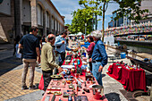 Straße und Flohmarkt in Aveiro, Portugal