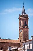 Blick auf den Kirchturm des Espiritu Santo in Fuenteheridos, in der malerischen Provinz Huelva, Andalusien, Spanien.