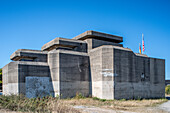 Außenansicht des Grand Bunker, der ehemaligen deutschen Kommando- und Feuerleitstelle in Ouistreham, Bretagne, Frankreich.