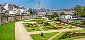 Wunderschön angelegte Gärten neben den historischen Stadtmauern in Vannes, Bretagne, Frankreich. Eine malerische europäische Stadtlandschaft mit Grünanlagen und historischer Architektur.