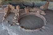 Eine Kiva in den prähispanischen Pueblo-Ruinen von Five Kiva Pueblo oder Little Westwater Ruin in der Nähe von Blanding, Utah.