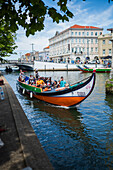 Bootsfahrt durch die Kanäle in einem farbenfrohen und traditionellen Moliceiro-Boot, Aveiro, Portugal