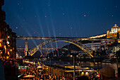 Heißluftballons starten über der Brücke Luis I und dem Fluss Douro während des Johannisfestes in Porto (Festa de Sao Joao do Porto) in der Nacht zum 23. Juni (Johannisnacht) in der Stadt Porto, Portugal