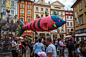 Puppenkorso vom Marienplatz zum Altstädter Ring während des Prager Straßentheaterfestivals Behind the Door, Prag, Tschechische Republik