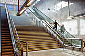 Breite Treppe und Rolltreppen, die zum Eingang der Metrostation San Bernardo in Sevilla, Andalusien, Spanien, führen, mit Menschen im Gehen.