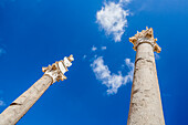 Blick auf die römischen Säulen an der Alameda de Hercules mit Renaissance-Statuen von Herkules und Julius Cäsar an einem klaren Tag in Sevilla, Spanien.