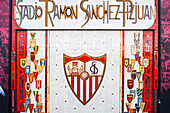 Keramisches Mosaikkunstwerk von Santiago del Campo aus dem Jahr 1982 im Estadio Ramón Sánchez Pizjuán, das Fußballembleme in Sevilla, Spanien, zeigt.