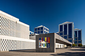 Modernes Gewerbegebiet mit zeitgenössischer Architektur in Sevilla, Andalusien, Spanien. Parque Empresarial Arte Sacro mit schlichtem Gebäudedesign unter strahlend blauem Himmel.