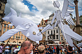 Puppenkorso vom Marienplatz zum Altstädter Ring während des Prager Straßentheaterfestivals Behind the Door, Prag, Tschechische Republik