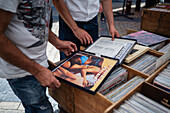 Vinyl-Schallplatten zum Verkauf auf einem Straßen- und Flohmarkt in Aveiro, Portugal