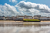 Panoramablick auf den Goldstrand in Arromanches, Normandie, Frankreich. Im Hintergrund sind die historischen Überreste von Mulberry B und reizvolle lokale Gebäude zu sehen.