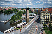 Blick auf die Stadt von der Bar auf dem Dach des Dancing House oder Ginger and Fred (Tancící dum), dem Spitznamen des Gebäudes der Nationale-Nederlanden auf dem Rašínovo nábreží in Prag, Tschechische Republik