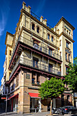 Historisches regionalistisches Gebäude des Architekten José Espiau aus dem Jahr 1921 in der Calle Feria, Sevilla. Fesselnde Architektur, die den spanischen Städtebau des frühen 20. Jahrhunderts zeigt.