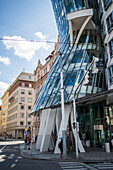 Das Tanzende Haus oder Ginger und Fred (Tancící dum) ist der Spitzname für das Gebäude der Nationale-Nederlanden auf dem Rašínovo nábreží in Prag, Tschechische Republik.