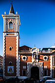 Wunderschöne Iglesia de San Vicente de Paul aus dem 20. Jahrhundert im pulsierenden Viertel Triana in Sevilla, Spanien, unter einem klaren blauen Himmel.