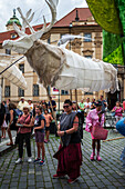 Puppenkorso vom Marienplatz zum Altstädter Ring während des Prager Straßentheaterfestivals Behind the Door, Prag, Tschechische Republik