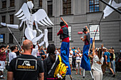 Puppenkorso vom Marienplatz zum Altstädter Ring während des Prager Straßentheaterfestivals Behind the Door, Prag, Tschechische Republik