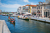 Bootsfahrt durch die Kanäle in einem farbenfrohen, traditionellen Moliceiro-Boot, Aveiro, Portugal