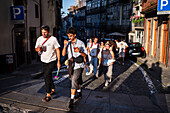 Fest des Heiligen Johannes von Porto (Festa de Sao Joao do Porto ) während der Mittsommernacht am 23. Juni (Johannisnacht) in der Stadt Porto, Portugal