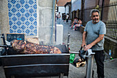 Traditionelles gebratenes Schweinefleischsandwich beim Fest des Heiligen Johannes von Porto (Festa de Sao Joao do Porto ) während des Mittsommers, in der Nacht des 23. Juni (Johannisnacht), in der Stadt Porto, Portugal