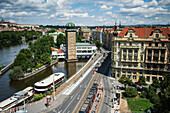 Blick auf die Stadt von der Dachbar des Dancing House oder Ginger and Fred (Tancící dum), dem Spitznamen für das Gebäude der Nationale-Nederlanden auf dem Rašínovo nábreží in Prag, Tschechische Republik