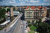 Blick auf die Stadt von der Bar auf dem Dach des Tanzenden Hauses oder Ginger and Fred (Tancící dum), so heißt das Gebäude der Nationale-Nederlanden auf dem Rašínovo nábreží in Prag, Tschechische Republik