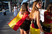 Spanische Fans warten auf den Zug, um an den Straßenfesten in Madrid teilzunehmen, nachdem der Europameister Spanien 2024 mit einem königlichen Empfang nach Hause zurückgekehrt ist, Madrid