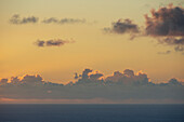 Wolken über dem ruhigen Meer bei Sonnenaufgang