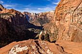 Porträt eines älteren Paares mit Blick auf den Zion Canyon vom Zion Overlook aus