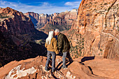 Rückansicht eines älteren Paares, das sich am Zion Overlook küsst