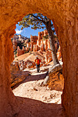 Frau beim Wandern im Bryce Canyon National Park