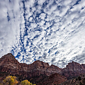 Strukturwolken über Felsformationen im Zion-Nationalpark