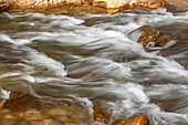 Nahaufnahme von auf Felsen fließendem Wasser, Langzeitbelichtung