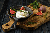 Baked camembert with figs and thyme