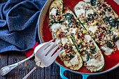 Zucchini gefüllt mit Gerste, Spinat und Mozzarella