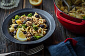 Noodles with tuna, broccoli and olives