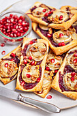 Puff pastry with goat's cheese and caramelized onions