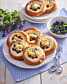 Yeast flatbread with quark, blueberries and crumble