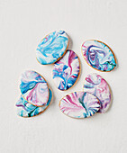 Marbled egg-shaped biscuits