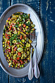 Bean salad with spinach, sultanas and sun-dried tomatoes