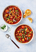 Suppe mit Lammfleisch und Gemüse dazu Yorkshire Puddings