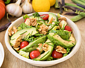 Avocado salad with tomatoes, walnuts and chives