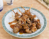 Yakitori-Spieße mit Sesam und Teriyaki-Sauce