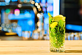 Mojito-Cocktail mit frischer Minze und Zitrone