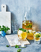 Refreshing apple and mint iced tea