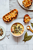 Hühnerleberpastete mit Pfefferkörnern und geröstetem Brot