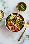 Poke Bowl mit Mozzarella, Gurken, Chuka, Tortellini und rotem Fisch