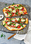 Flachmeier Flammkuchen mit Ziegenbrie, Rucola und Erdbeeren