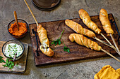 Dinkel-Hafer-Stockbrot mit Möhren- Paprika-Butter und Käseaufstrich